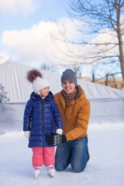 Glücklicher Familienurlaub auf der Eisbahn — Stockfoto