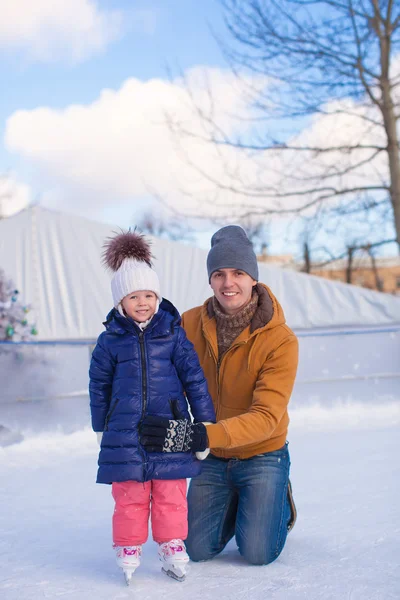 Familie vakantie op ijsbaan — Stockfoto