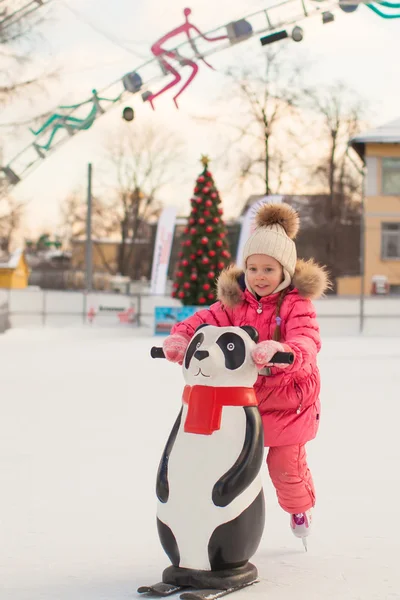 Чарівна маленька дівчинка катається на ковзанах на льоду — стокове фото