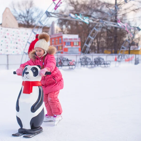 Adorable petite fille patinant sur la patinoire — Photo