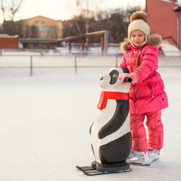 Маленька щаслива дівчинка катається на ковзанах на льоду — стокове фото