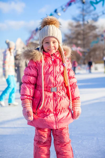 Entzückendes kleines Mädchen beim Schlittschuhlaufen auf der Eisbahn — Stockfoto