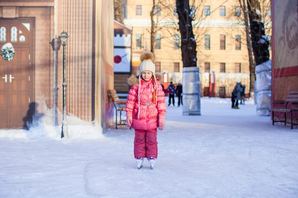 Adorable niña disfrutando patinando en la pista de hielo — Foto de Stock