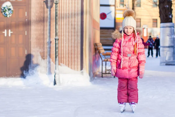 Adorabile bambina felice che si diverte a pattinare sulla pista di pattinaggio — Foto Stock