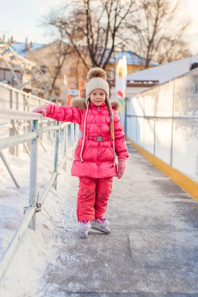 Entzückendes kleines Mädchen genießt Schlittschuhlaufen auf der Eisbahn — Stockfoto