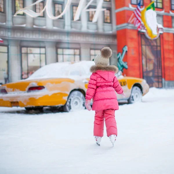 Vue arrière de l'adorable petite fille profitant du patinage à la patinoire — Photo