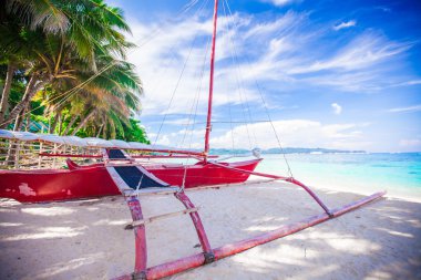 Filipino kırmızı tekne üzerinde beyaz kum plaj boracay Adası, Filipinler