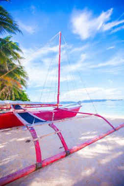 Filipino kırmızı tekne üzerinde beyaz kum plaj boracay Adası, Filipinler