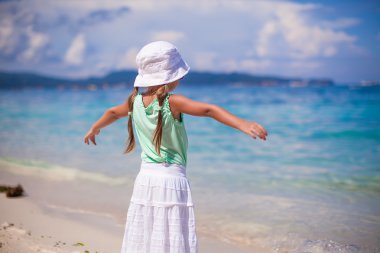 kare alma kolu yürüyüş plaj tatil mutlu sevimli küçük kız