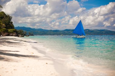 boracay Adası açık denizde küçük tekne