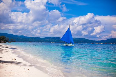 boracay Adası açık denizde küçük tekne