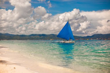 boracay Adası açık denizde küçük tekne