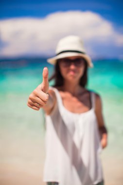 çekici bir genç kadın kamera ok gösterir