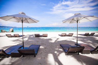 arka plan mavi deniz beyaz şemsiye ve plaj sandalyeleri