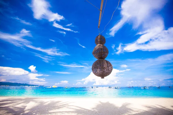 Lanterna incomum na praia branca fundo azul céu — Fotografia de Stock