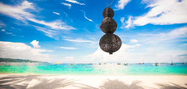 Ongebruikelijke lantaarn op de witte strand achtergrond blauwe hemel — Stockfoto