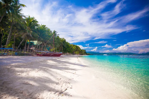 Tropischer Strand mit weißem Sand und einem kleinen Boot — Stockfoto