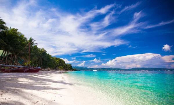 Tropisch strand met wit zand en een kleine boot — Stockfoto