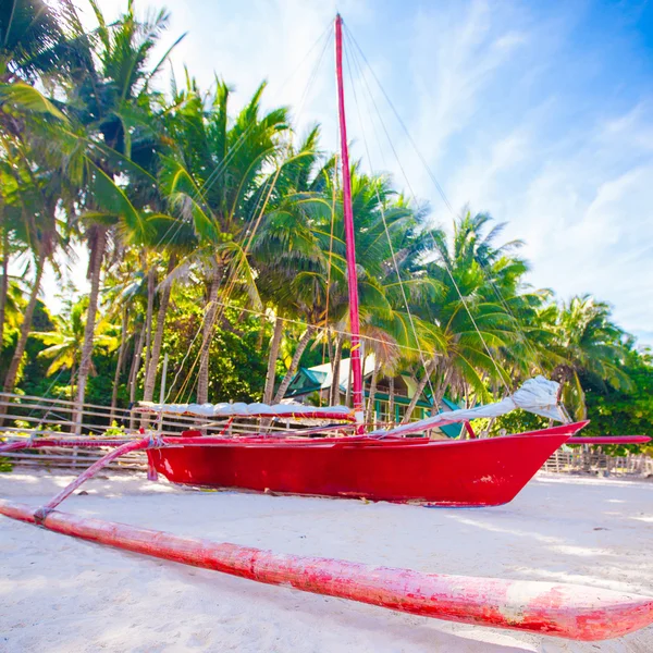 Filipino kırmızı tekne üzerinde beyaz kum plaj boracay Adası, Filipinler — Stok fotoğraf