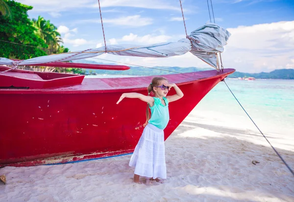 Bella bambina si diverte su una spiaggia esotica — Foto Stock