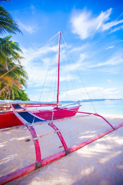 Philippinisches rotes Boot am weißen Sandstrand auf der Insel Boracay, Philippinen — Stockfoto