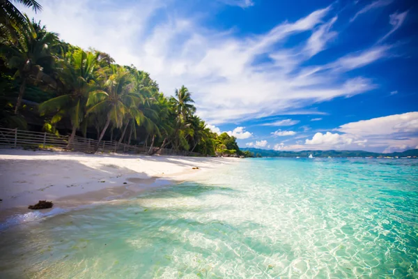 Turkuaz suyu ve beyaz kumu olan mükemmel bir tropik plaj. — Stok fotoğraf