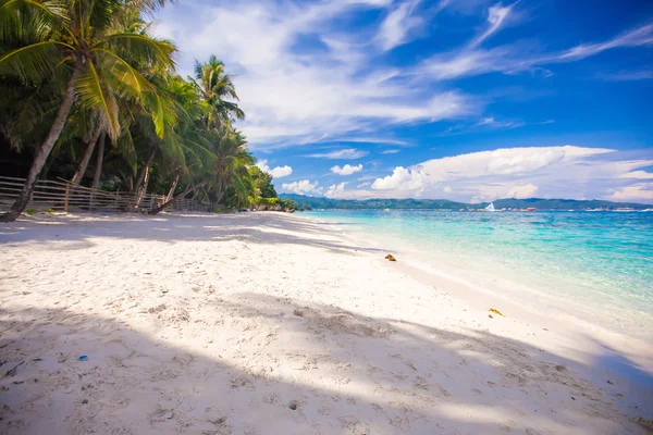 Perfekter weißer Strand mit grünen Palmen und türkisfarbenem Wasser — Stockfoto