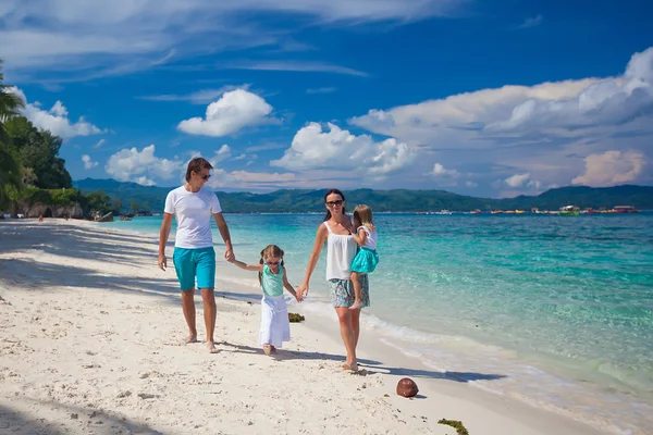 Jonge mooie gezin met twee kinderen op tropische vakantie — Stockfoto