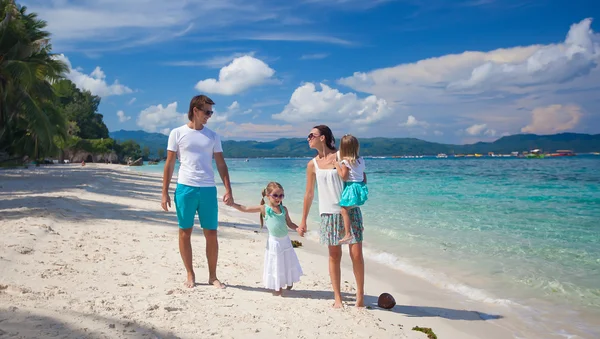 Família de quatro em férias na praia — Fotografia de Stock