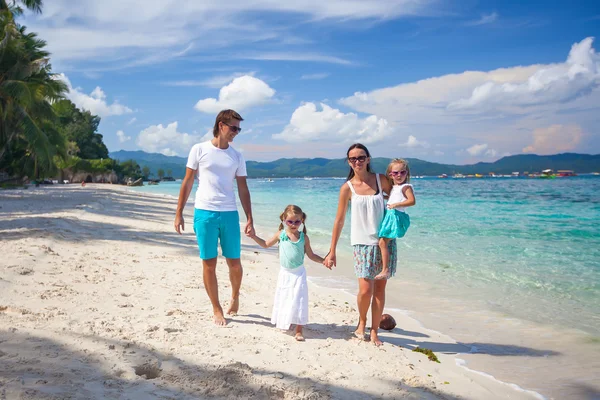 Família de quatro em férias na praia — Fotografia de Stock