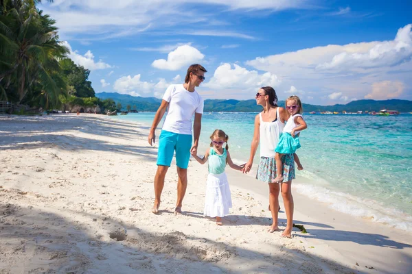 Joven hermosa familia con dos niños en vacaciones tropicales — Foto de Stock