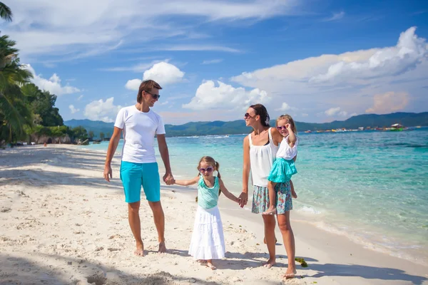 Giovane bella famiglia con due bambini in vacanza tropicale — Foto Stock
