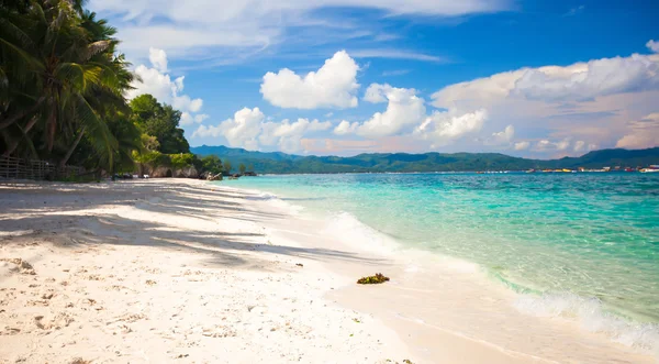 Playa tropical perfecta con agua turquesa y arena blanca — Foto de Stock