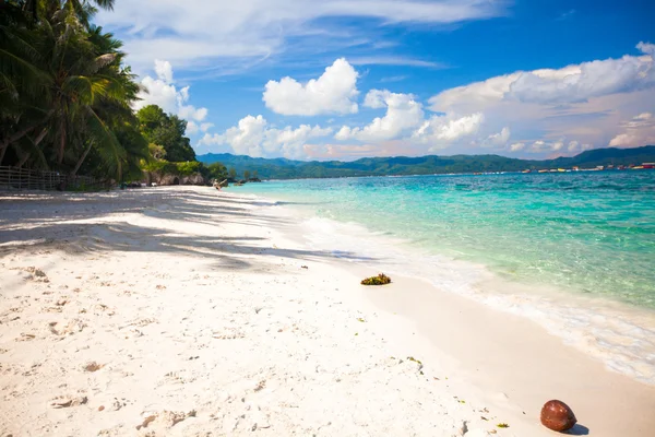 Perfect tropisch strand met turquoise water en wit zand — Stockfoto