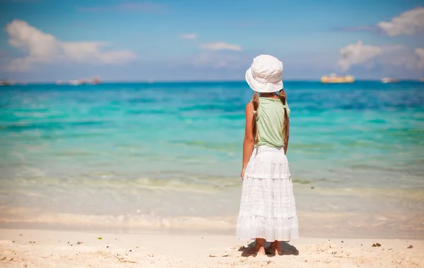 Sevimli küçük kız beyaz tropik Sahilde yürüyüş — Stok fotoğraf