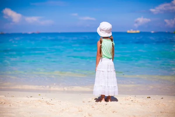 Adorable niña linda en la playa tropical en la isla de Boracay, Filipinas — Foto de Stock