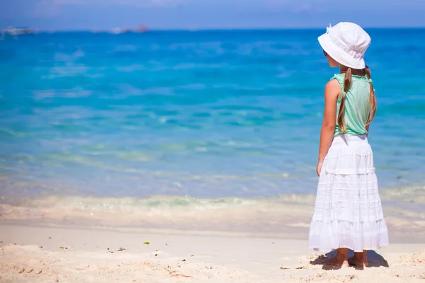 Adorable niña linda en la playa tropical en la isla de Boracay, Filipinas — Foto de Stock