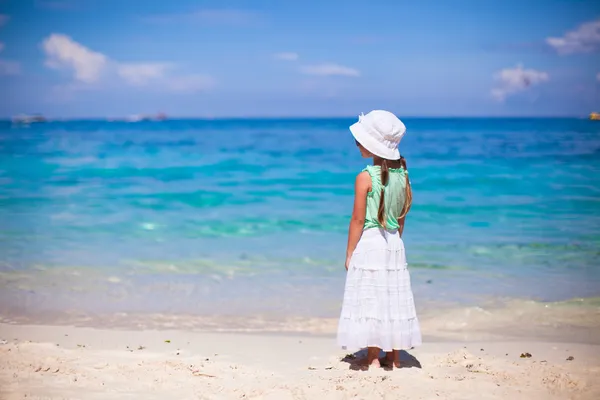 Visão traseira da adorável menina em uma praia exótica — Fotografia de Stock