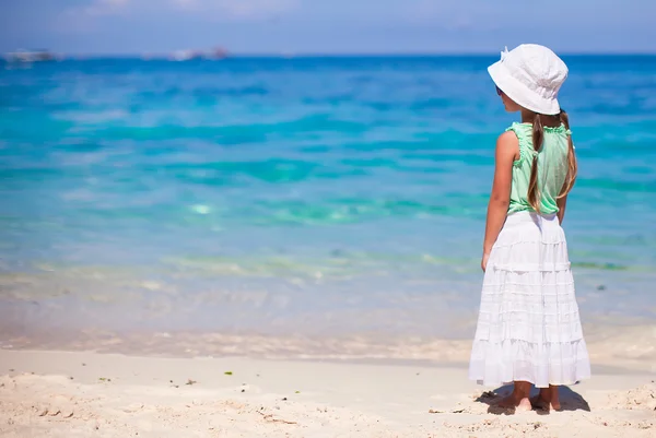 Bedårande liten flicka gå på tropiska vita stranden — Stockfoto