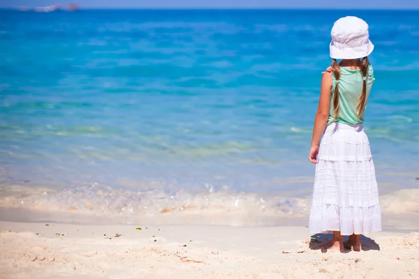 Egzotik bir kumsalda arkadan görünüm, sevimli küçük kız — Stok fotoğraf