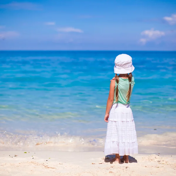 Little adorable girl on a tropical beach with turquoise water — Stock Photo, Image