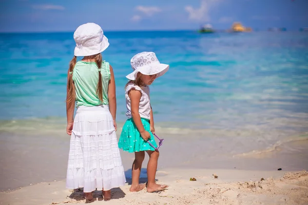 Piccole ragazze adorabili in bel vestito sulla spiaggia bianca — Foto Stock