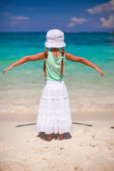 回视图的漂亮的小女孩传播她的手臂在异国风情的沙滩上 — 图库照片