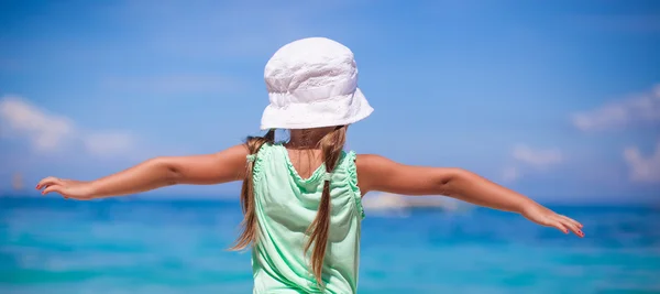 Šťastná holčička na tropické pláži s tyrkysovou vodou — Stock fotografie