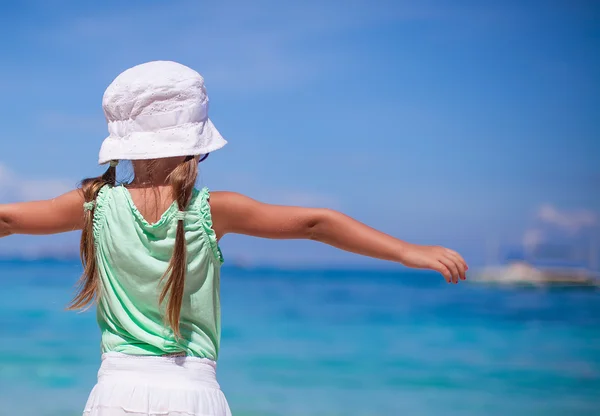 Kleines entzückendes Mädchen an einem tropischen Strand mit türkisfarbenem Wasser — Stockfoto