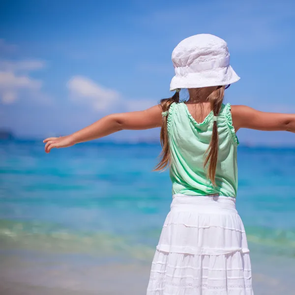 Kleines entzückendes Mädchen an einem tropischen Strand mit türkisfarbenem Wasser — Stockfoto