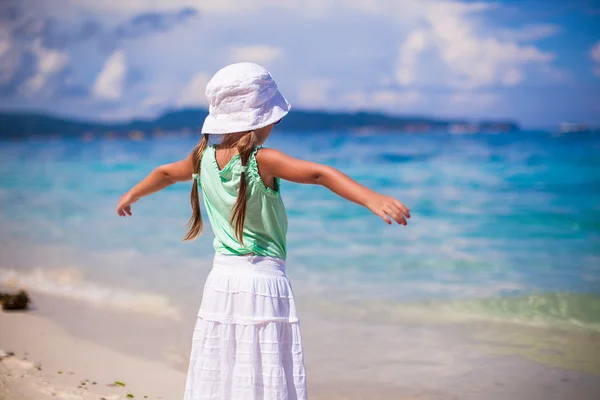 Schattig gelukkig meisje op strandvakantie wandelen kwadraten arm — Stockfoto