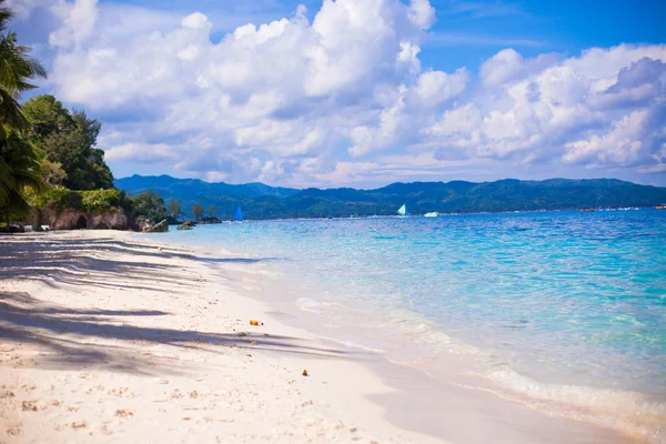 Ідеальний пляж з зеленими долонями, білим піском і бірюзовою водою — стокове фото