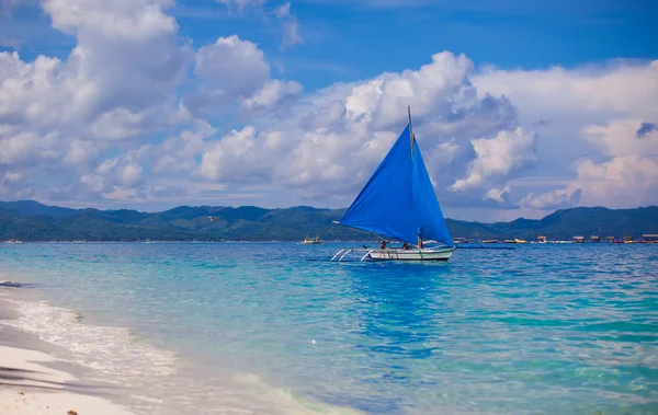 Piccola barca in mare aperto sull'isola di Boracay — Foto Stock