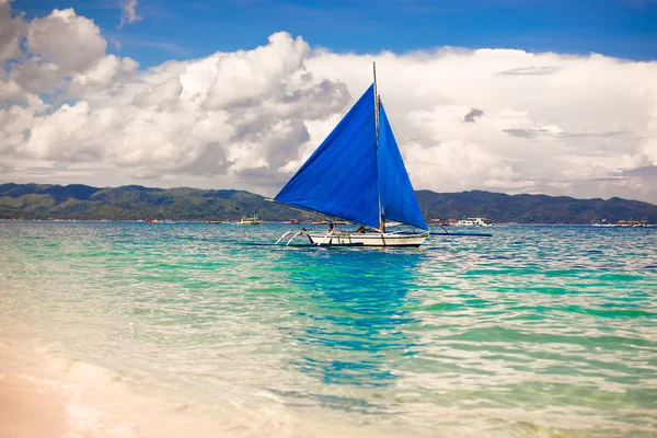 Modrá člunů na ostrově boracay v moři, Filipíny — Stock fotografie